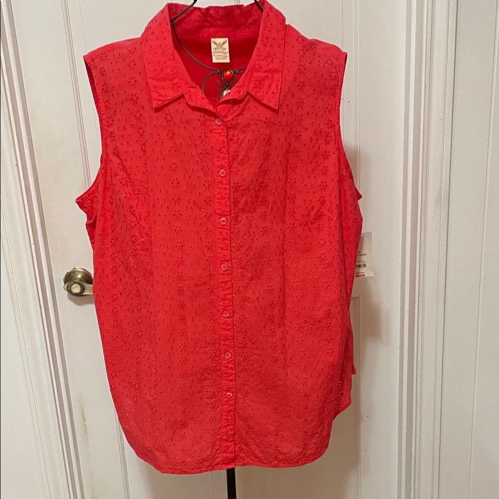 🆓🆓🆓free w/purchase🆓🆓🆓Sleeveless Red Button-Up Top